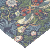 William Morris Vintag Strawberry Diief Pattern Tischdecke (Schrägansicht)