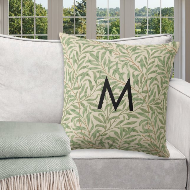 William Morris Weidenzweig-Muster-Monogramm Kissen (A monogrammed throw pillow with William Morris 'Willow Bough' leaves and branches pattern)