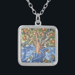 William Morris Woodpecker Tapestes Floral Vintag Versilberte Kette<br><div class="desc">William Morris Woodpecker Tapestry Floral Vintag Art Es zeigt einen Specker, der im Zweig eines Obstbaumes sitzt und einen unverwechselbaren verzierten Hintergrund mit blauen Blätter und orangefarbenen Früchten aufweist. Art by William Morris Movement: British Arts and Crafts / Art Nouveau Beautiful verzierte künstlerische florale Vintage Kunstmuster Design mit einem blühenden...</div>