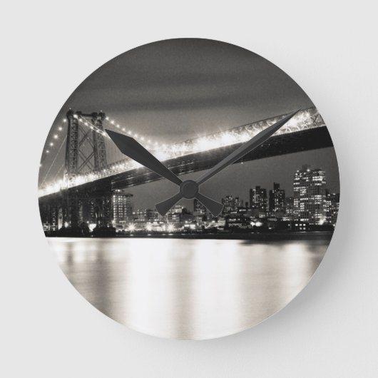 Williamsburg-Brücke in New York City nachts Runde Wanduhr (Vorderseite)