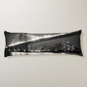 Williamsburg-Brücke in New York City nachts Seitenschläferkissen (Rückseite)
