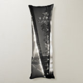 Williamsburg-Brücke in New York City nachts Seitenschläferkissen (Rückseite (Vertikal))