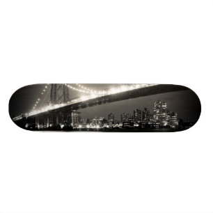 Williamsburg-Brücke in New York City nachts Skateboard