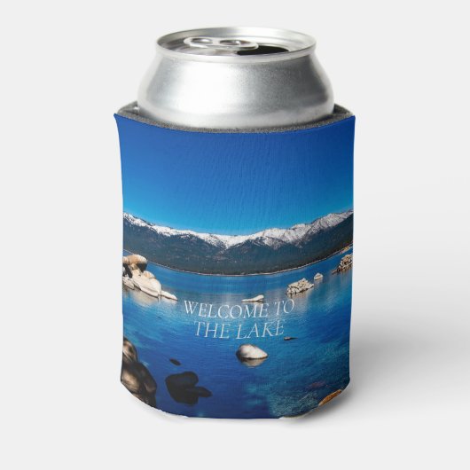 Willkommen am Lake What Happens Bleibe am See Dosenkühler (Kanne Rückseite)