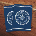 Willkommen an Bord des Bootsnamens Seil nautisches Spielkarten<br><div class="desc">Kartenspielen mit weißem,  elegantem Schiffrad- und Seilemblem mit individuellem Text "Welcome on" und Schiffsname auf dunkelblauem Hintergrund. Oben und unten sind Seilränder.</div>