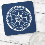 Willkommen an Bord des Schiffs Name des Schiffes Getränkeuntersetzer<br><div class="desc">Untersetzer mit weißem,  elegantem Rad- und Seilemblem mit individuellem Text "Welcome on" und Schiffsname auf dunkelblauem Hintergrund.</div>