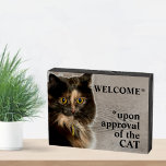 Willkommen bei der Genehmigung der Cat Tortie Holzkisten Schild<br><div class="desc">Ein Holzkastenschild Sprichwort Willkommen bei der Genehmigung der Katze, natürlich. Eine große flauschige, furry tortie tortoiseshell feline Wachen Zuhause, Büro, Schreibtisch oder Regal dieses neutrale Hintergrundfarbe rustikale Holzbox Schild mit einem anpassbaren Willkommensgruß und eine lustige humorvolle Warnung. Mit etwas einfachem Bearbeiten kann die Hintergrundfarbe in eine beliebige Farbe geändert werden....</div>