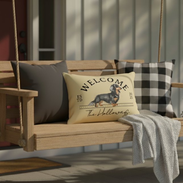 Willkommen bei Longhair Dackel Custom Familienname Dekokissen (Welcome guests to your home with this Longhair Dachshund Custom Family Name Welcome Throw Pillow!)