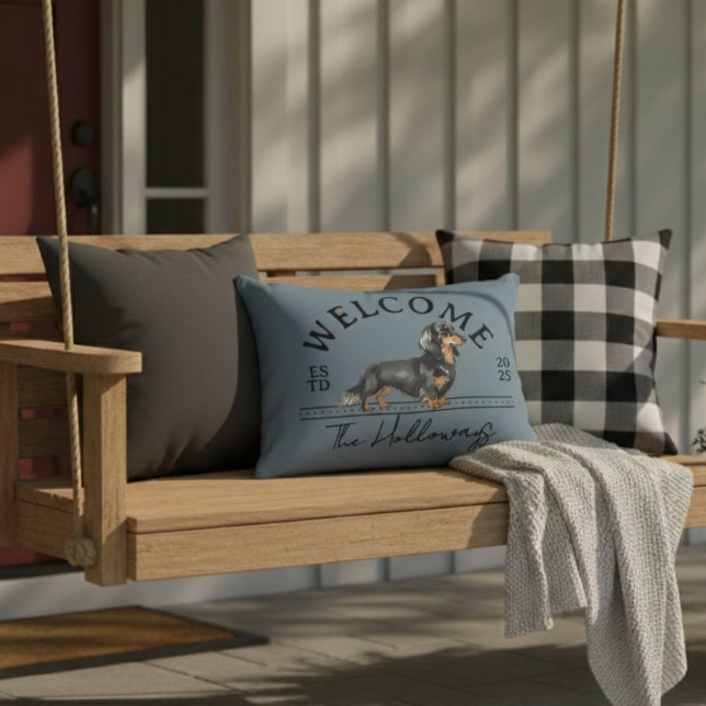 Willkommen bei Longhair Dackel Custom Familienname Dekokissen (Welcome guests to your home with this Longhair Dachshund Custom Family Name Welcome Pillow!)