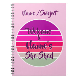 Willkommen bei Name's She Shed 20xx Retro Sunset Notizblock