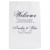 Willkommen bei Navy Blue Minimal Wedding Mittlere Geschenktüte (Vorderseite)