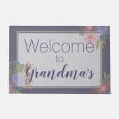 Willkommen bei Oma's Blume Design on Dusty Lila Fußmatte (Vorderseite)