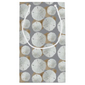 Willkommen bei Sand Dollars Beach Wedding Kleine Geschenktüte (Rückseite)