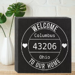 Willkommen bei unserem Zuhause Zip-Code Holzkisten Schild<br><div class="desc">Dieses einfache,  schwarz-weiße Chalkboard-Look Holzkastenschild ist der perfekte Akzent für Ihre Zuhause oder Ihr Büro. Legen Sie es auf ein Regal,  einen Schreibtisch oder hängen Sie an der Wand! Personalisieren Sie es für ein unvergessliches Geschenk für den Haushalt. Das Design umfasst urheberrechtlich geschütztes Material von Cricut.</div>