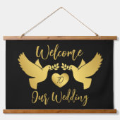 Willkommen bei unseren HochzeitGold Doves Wandteppich Mit Holzrahmen (Vorne)