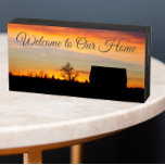 Willkommen bei unserer Zuhause Sunset Silhouette Holzkisten Schild<br><div class="desc">Schwarz gemalt,  Holzkastenschild zum Aufhängen oder stehend,  das das Foto eines dramatischen Sonnenuntergangs mit farbenprächtigem Himmel und einer Silhouette aus schwarzem Haus mit den Worten "Willkommen auf unserer Zuhause" zeigt.</div>