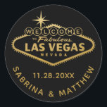 Willkommen bei Vegas Sign Black mit Gold Runder Aufkleber<br><div class="desc">Gönnen Sie sich einen Aufkleber oder Umschlag Aufkleber mit dem "Welcome to Fabulous Las Vegas" Zeichen in Imitaten Goldfolie. Klicken Sie auf Weiter,  um die Hintergrundfarbe,  den Schriftart und die Textfarbe zu ändern.</div>