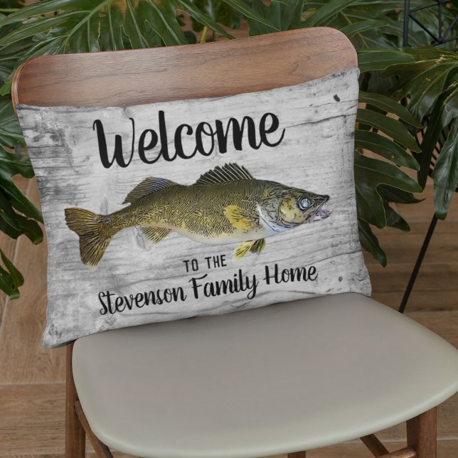 Willkommen Fischen Walleye Familienname Zuhause Hü Dekokissen (Walleye fishing family pillow for the home, cottage, or cabin)
