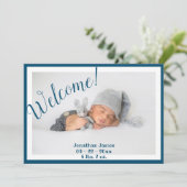 Willkommen Foto Script Blue Stats Birth Ankündigung (Stehend Vorderseite)