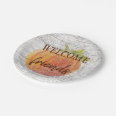 Willkommen Freunde Pumpkin auf witterten Holzplank Pappteller (Schrägansicht)