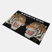 Willkommen im berühmten Tigerhaus Black Fußmatte (Schrägansicht)