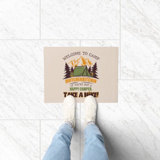 Willkommen im Camp Quitcherbitchin Happy Camper Fußmatte (Indoor)