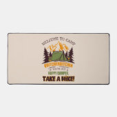 Willkommen im Camp Quitcherbitchin Happy Camper Schreibtischunterlage (Vorderseite)