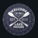 Willkommen im Lake House | Rustikale Kanuadeln Dartscheibe<br><div class="desc">Verbringen Sie erholsame Stunden am See und spielen Sie Dartboard mit diesem tollen Dart. Das Design bietet einen dunkelblauen Hintergrund mit "Welcome to the Lake House" in rustikalem Blocktext und zwei gekreuzten Kanu-Paddeln. Passen Sie mit dem Jahr an, das für ein phantastisches Hauswärmeschenk oder Geschenk für Ihre Wochenendwirte eingerichtet wurde!...</div>