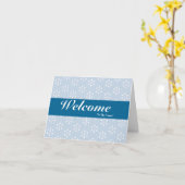 Willkommen im White Minimal Blue Abzeichen des Tea Karte (Gelbe Blume)