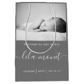 Willkommen in der neuen Geschenktasche der Welt Mittlere Geschenktüte (Vorderseite)