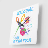 Willkommen in meinem Nähzimmer Quadratische Wanduhr (Winkel)