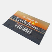 Willkommen in unserem Beach House Sunset Door Mat Fußmatte (Schrägansicht)