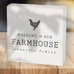 Willkommen in unserem Landhaus Rustikales Hühnchen Holzkisten Schild<br><div class="desc">Design besteht aus moderner Country Rustic mit "Willkommen in unserem Bauernhof" Typografie. Abrufbar unter: http://www.zazzle.com/store/selectpartysupplies</div>