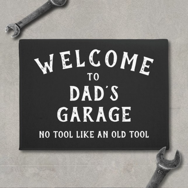Willkommen in Vaters Garage Funny Black Doormat Fußmatte (Welcome to Dad's Garage Doormat. No tool like an old tool! Fun gift for dads)