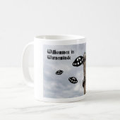 Willkommen in Warnemünde. Außerirdischer Besuch Kaffeetasse (Vorderseite Links)