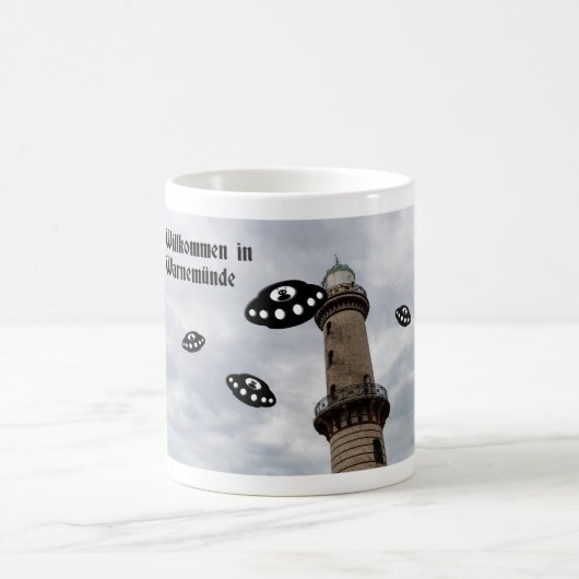 Willkommen in Warnemünde. Außerirdischer Besuch Kaffeetasse (Mittel)
