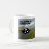 Willkommen in Yorkshire mit einigen außerirdischen Kaffeetasse (Vorderseite Links)