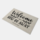 Willkommen, jetzt weg vor der Tür Fußmatte (Schrägansicht)