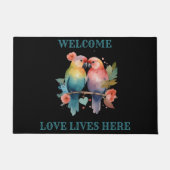 Willkommen. Liebe lebt hier. Liebesvögel Fußmatte (Vorderseite)