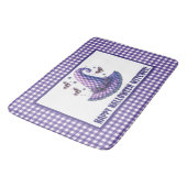 Willkommen mit lila Gingham-Halloween-Hexenhut Badematte (Schrägansicht)