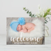 Willkommen Neue Baby Modern White Script Card Ankündigung (Stehend Vorderseite)