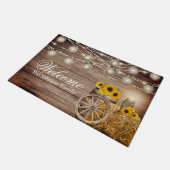 Willkommen - Rustikales Holzfass und Sonnenblumen Fußmatte (Schrägansicht)