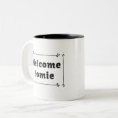 Willkommen zu Hause in Rahmen Zweifarbige Tasse (Vorderseite Links)