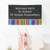 Willkommen zurück in der Schulkneipe mit farbigen Banner (Insitu)