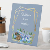 Willkommener Blumenkorb mit staubblauer Hydrangeas Sockelschild (In Situ)