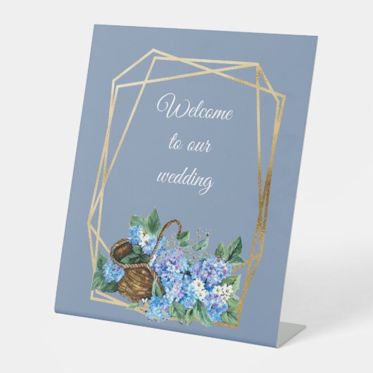 Willkommener Blumenkorb mit staubblauer Hydrangeas Sockelschild (Vorderseite)