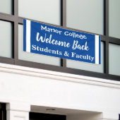 Willkommensbanner an der Außenschule Banner (Äußeres Gebäude)