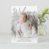 Willkommensgraues Foto Geburtsankündigung Einladung (Stehend Vorderseite)