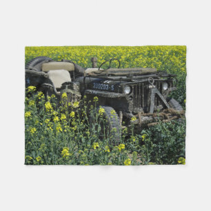 Willys MB Jeep in Rapeseed Field Fleecedecke