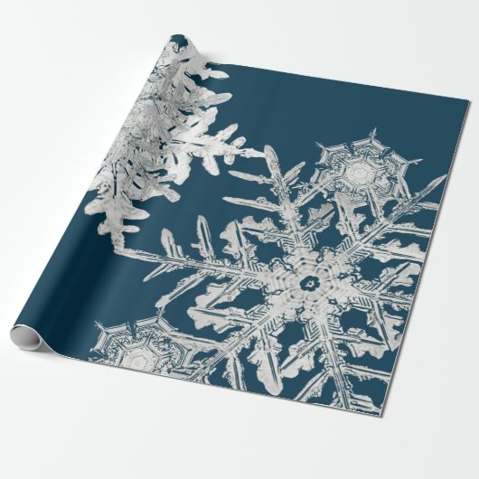 WILSON BENTLEY SNOW FLAKE COLLAGE ON NIGHT BUE GESCHENKPAPIER (Ungerollt)
